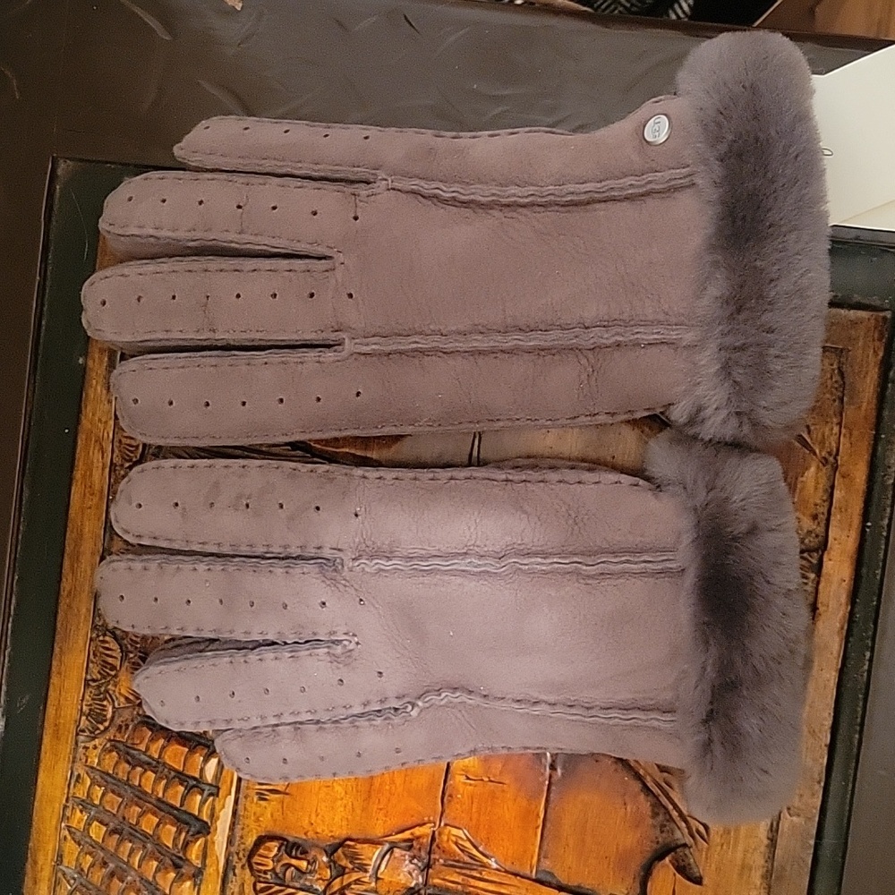 UGG Perforated shearling glove. Grey Sz: large Cold Weather Snow Skiing Outdoors